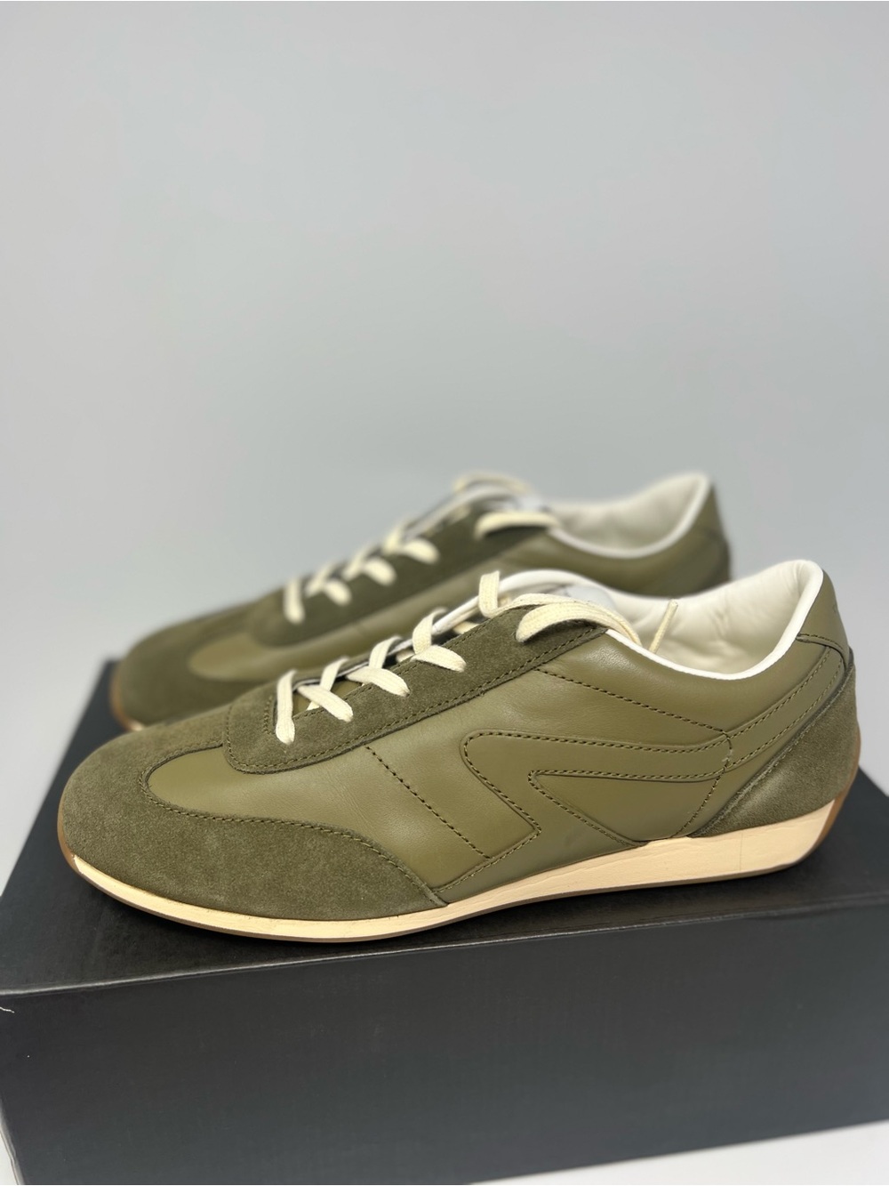 Rag & Bone Slim Runner Sneakers
Size 10 - Picture 4 of 9